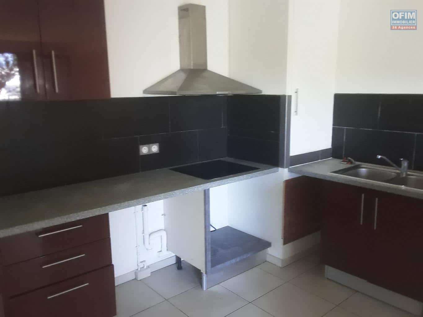 vente-appartement-avec-salon-cuisine-US-équipée